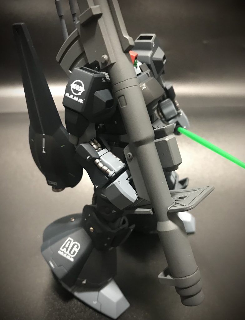 側面。なんか微妙にピンボケしてますが、足回りはスジボリ追加と、メタルパーツを使っております。カラーリングが地味なので今回はデカール多めで誤魔化しています（笑) 