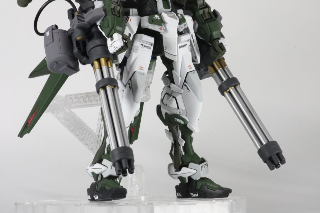 腕にはジャイアントガトリングを二丁装備しています。コトブキヤのMSGのパーツなども使っています。