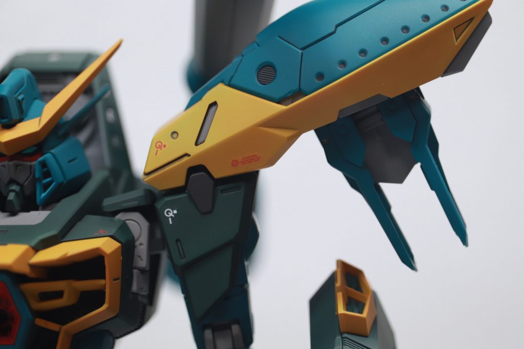 今回少しだけ弄った個所が肩のモールドです。型のモールドをくり抜いて裏打ちした所にコトブキヤの丸モールド3mm付けました('ω')