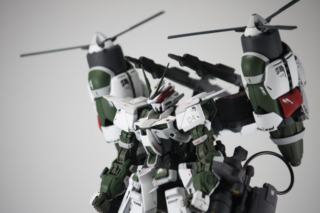 ティルトローターにはRGズゴックやHGバイアランカスタム、HGハイゴッグ、ウェーブのバーニアパーツなどを使って構築しています。背部キャノンは30MMを流用しています。