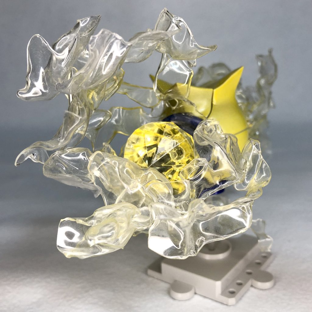 電撃アップ中に電極のような黄色いパーツを仕込んでおります