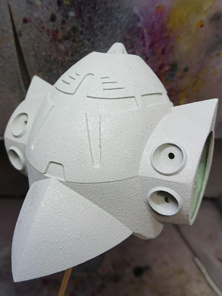 シボ塗装はこんな感じ。揮発して新品より濃くなった塗料を希釈せずにエアブラシで吹き付けています。