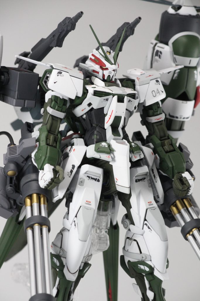 腰にはストライクガンダムのアーマーシュナイダーを装備しています。肩は通常のアストレイ肩を使いダイバーエースユニットも組み合わせています。