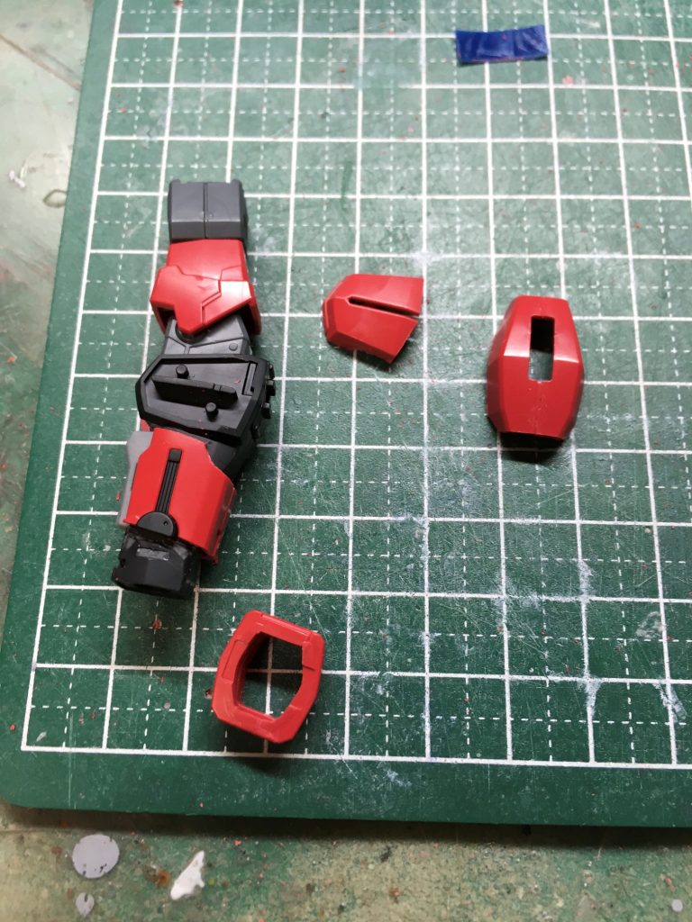 腕のパーツは合いが悪かったので分割しました。