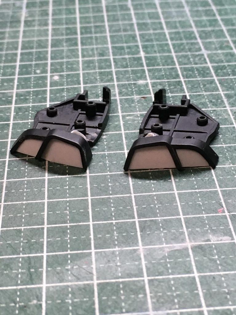 インテークっぽい部分はプラ板で作り直し、後で金属メッシュを貼りました。