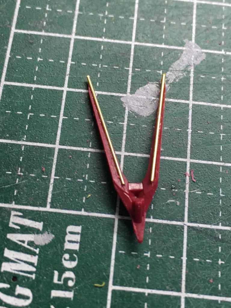 アンテナは溝を掘ってから真鍮線を接着して削り込んでいます。