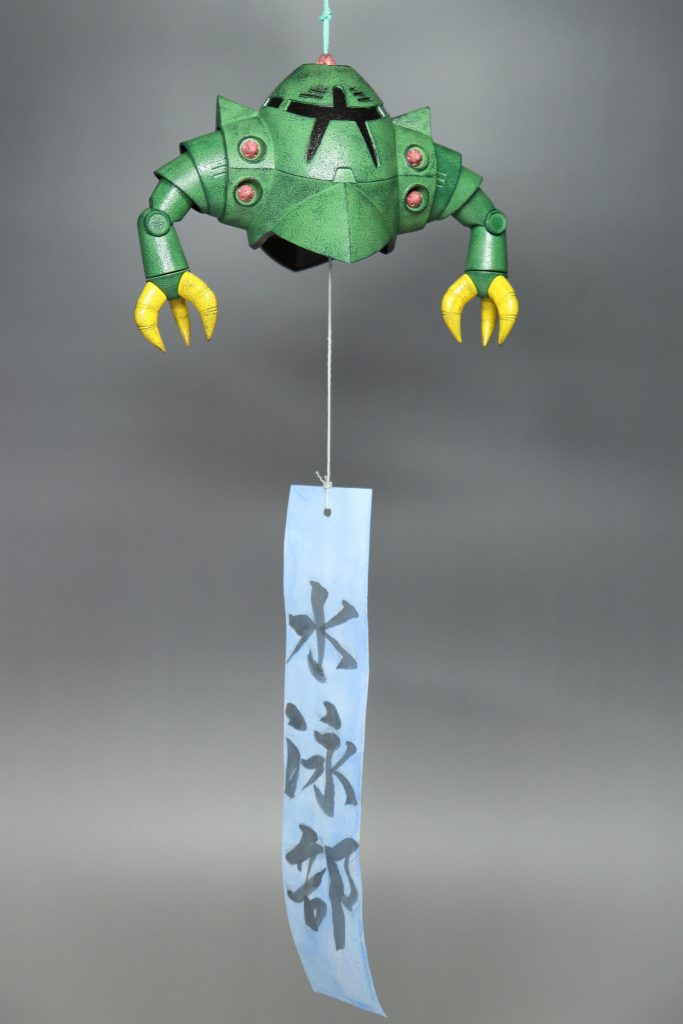 全身にシボ塗装を施して鋳物風に仕上げました。また短冊も自作で、筆で他の水泳部メンバーと文字を描きました。