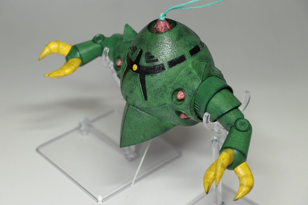 緑を塗装した上から、暗めに調色したエナメルの緑で全体にドライブラシをかけて鉄器を表現しています。