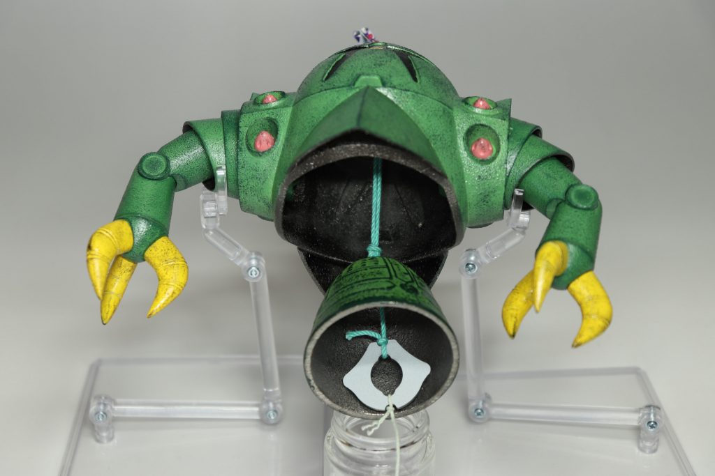 体の内側はガンメタで金属感を出しました。旧キットは内部がスカスカなのでホームセンターで買って来た風鈴を仕込んでいます。