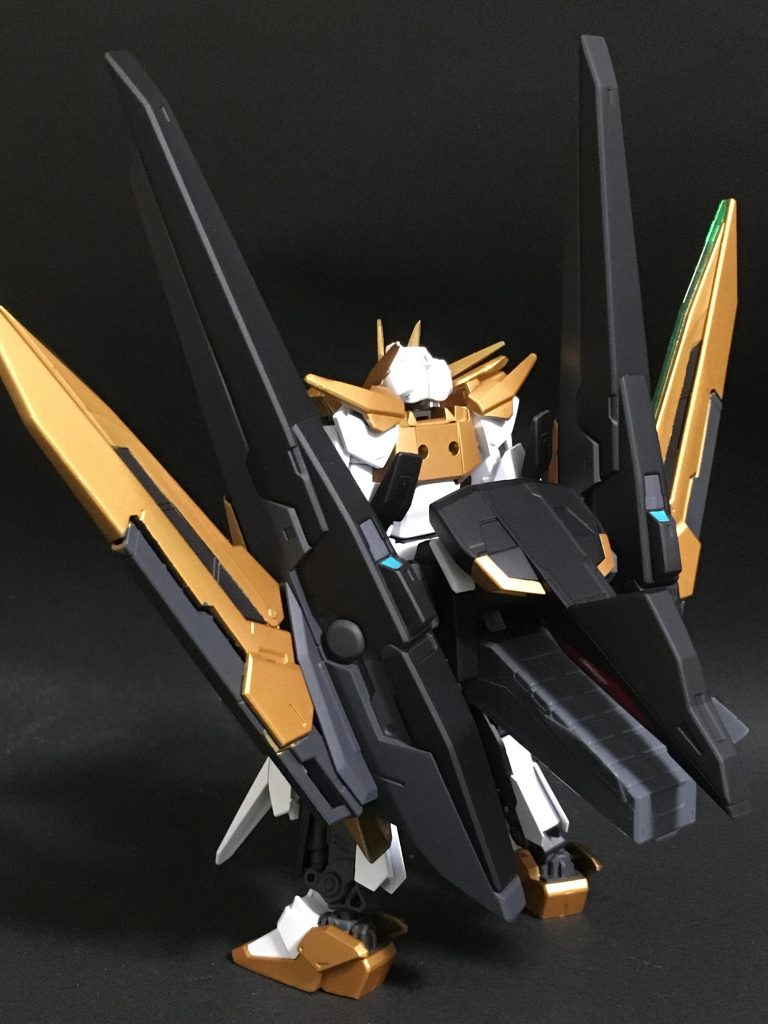 背面。ハルートの武装をそのまま取り付けたのでボリュームは大きいです。そのかわり、ビームサーベルはオミットされました。また、ハルートの股関節を使っているので左右に穴があり、