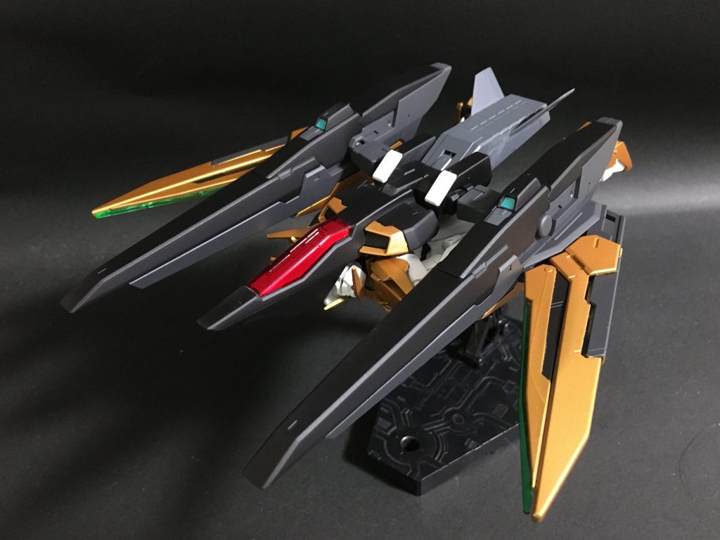 この作品の特徴である飛行形態です。機体を寝かせるだけのかなりシンプルになっているのでデルタガンダムやデルタカイのような面倒な手順はなく、簡単に素早く変形できます。