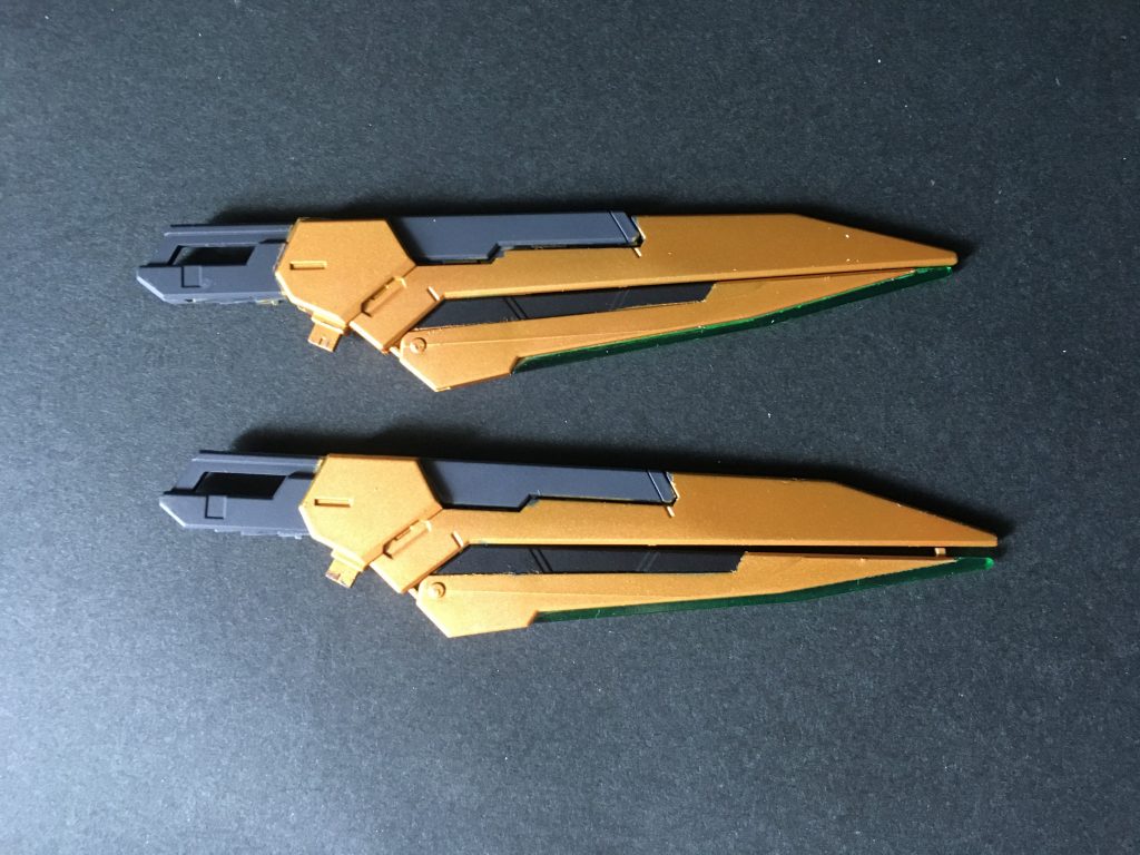 塗装は下地にメカサフスーパーヘビィ。その次にメタリックシルバー、クリアゴールド、スターブライトゴールドの順で塗装しています。刃部分はクリアグリーンです。ハルートに寄ったカラーリングとなっております。