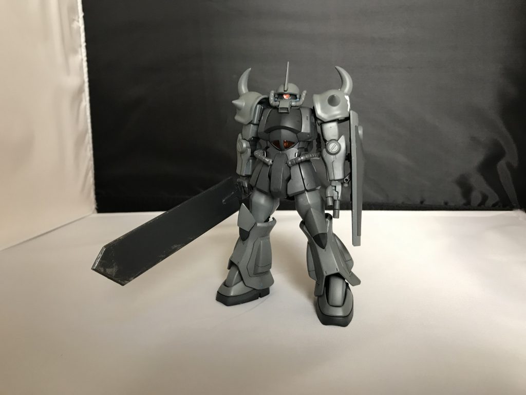 男の子なので，デカイ剣がカッコイイかなと思って，ガッツソードをプラバンで作りました．あとはモノアイをHアイズに変更した程度です．色は渋くモノクロームに．