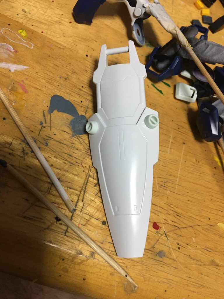 製作中に驚いたのがこのシールドまさかのパーツ分割なし。最近HGでも綺麗にパーツ分割されているのに馴れてしまっていましたが、むかしはこれ位でしたね~