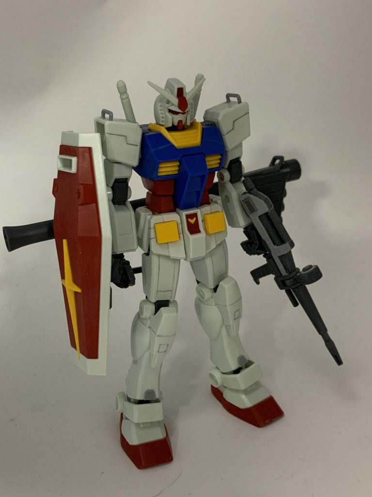 塗装前。スジ彫以外では、フロントアーマーと脛下部にプラ板を貼ってディテールを増やしています。ライフルはプラ板を貼る以外には、市販パーツをつけたり、スコープ裏の穴をエポパテで埋めています。