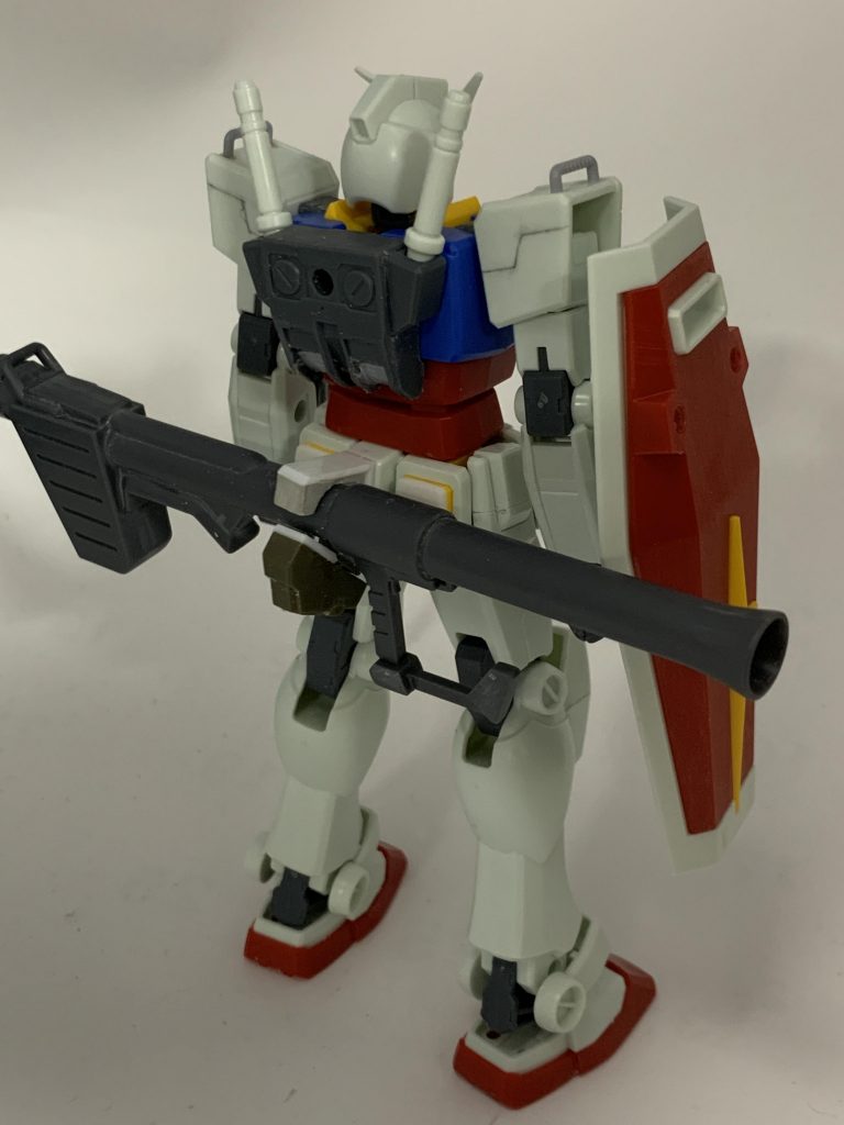 後ろのヘリウムコアは薄いと思ったのでプラ板で厚みを増やしたのですが、やすりがけでエッジがだれてしまったので、やらなくて良かったかと後悔。シールドは丸い凹モールドをさらに深くして、市販のディテールアップパーツを埋め込みました。