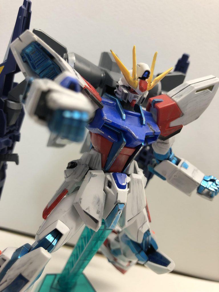 片方のモノアイはシールで再現しています。