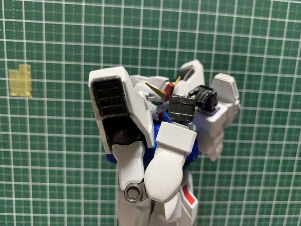 ボディに接続する二の腕～関節まではHGのνガンダムの物をそのまま移植。下腕部はその関節を接続できるようにポリキャップの接続部を改造して変更したりしています。おかげでここまで曲がるようになります。写真はありませんが、腕を背部に回してビームサーベルを掴むポーズなどもできるようになりました。