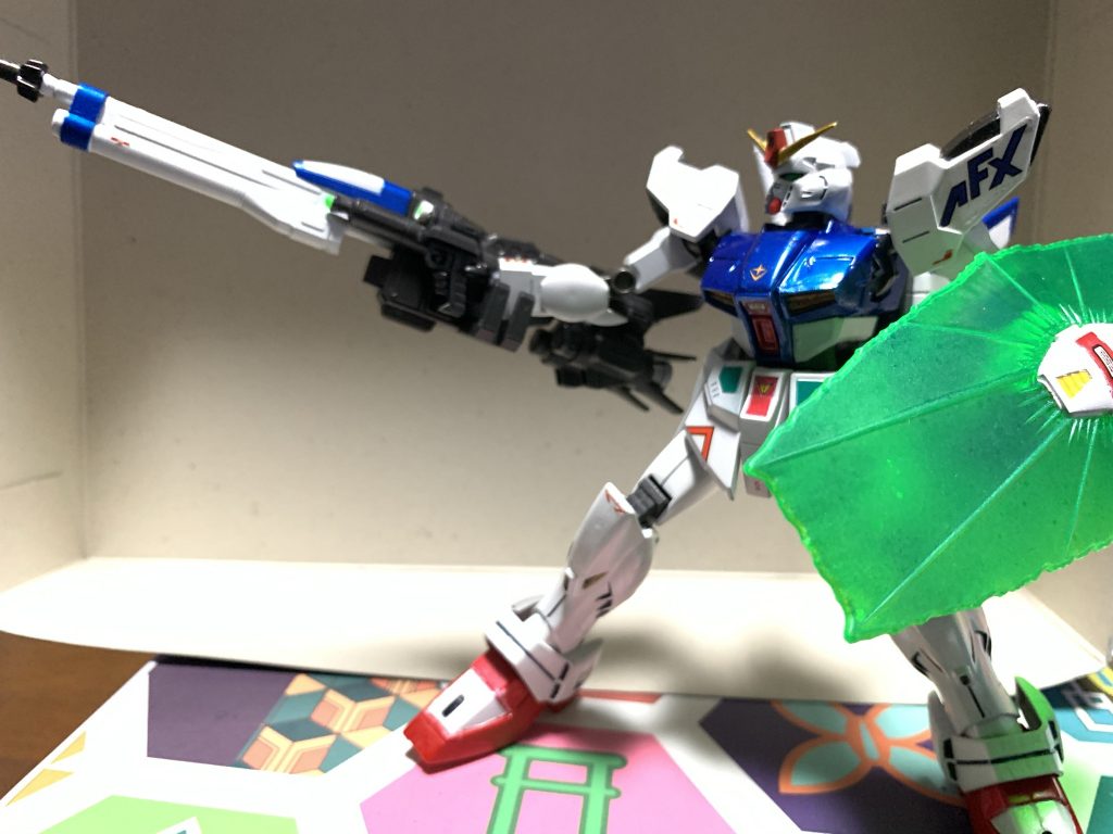 支え無しでGバードを片手で保持できるので、関節改造による保持力の劣化などはないようです。ビームシールドとサーベルはそのままだとスケスケすぎて安っぽかったので、上から軽くメタリックグリーンを塗装してやりました。