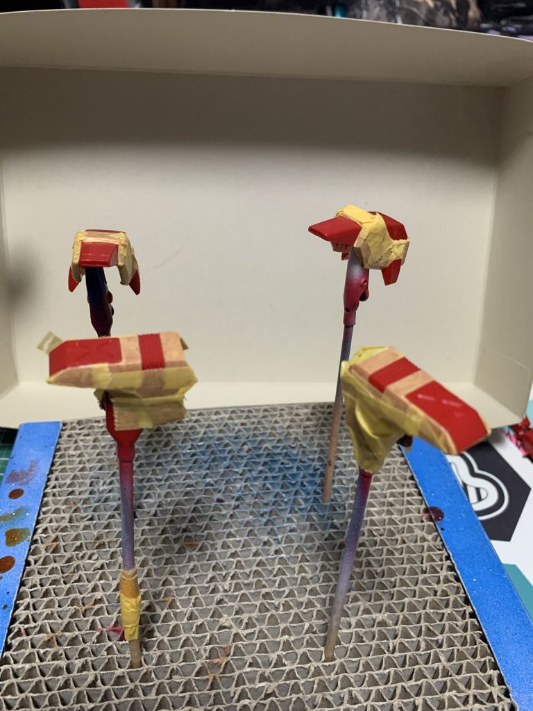 一度、赤でキャンディ塗装してからマスキングして塗分けたりしています。。。大部分が赤のMSなので、やはりアクセントに白や黒で塗装してやらないと厳しいキットだと思います。