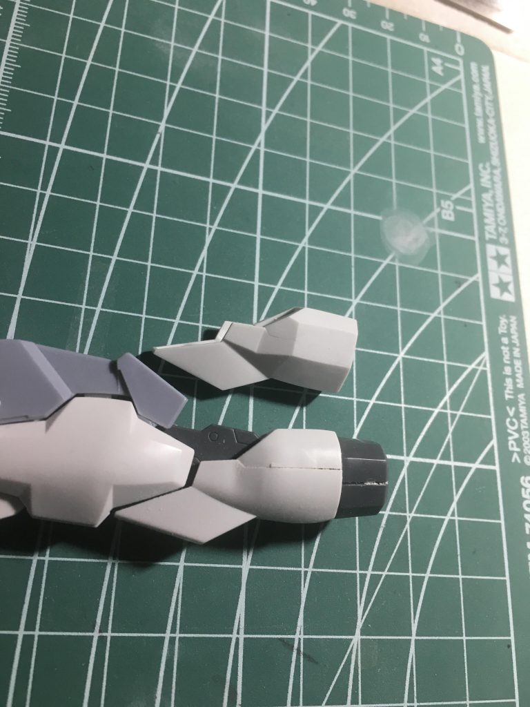 脚パーツは直線的な形になるようにひたすら削りました。