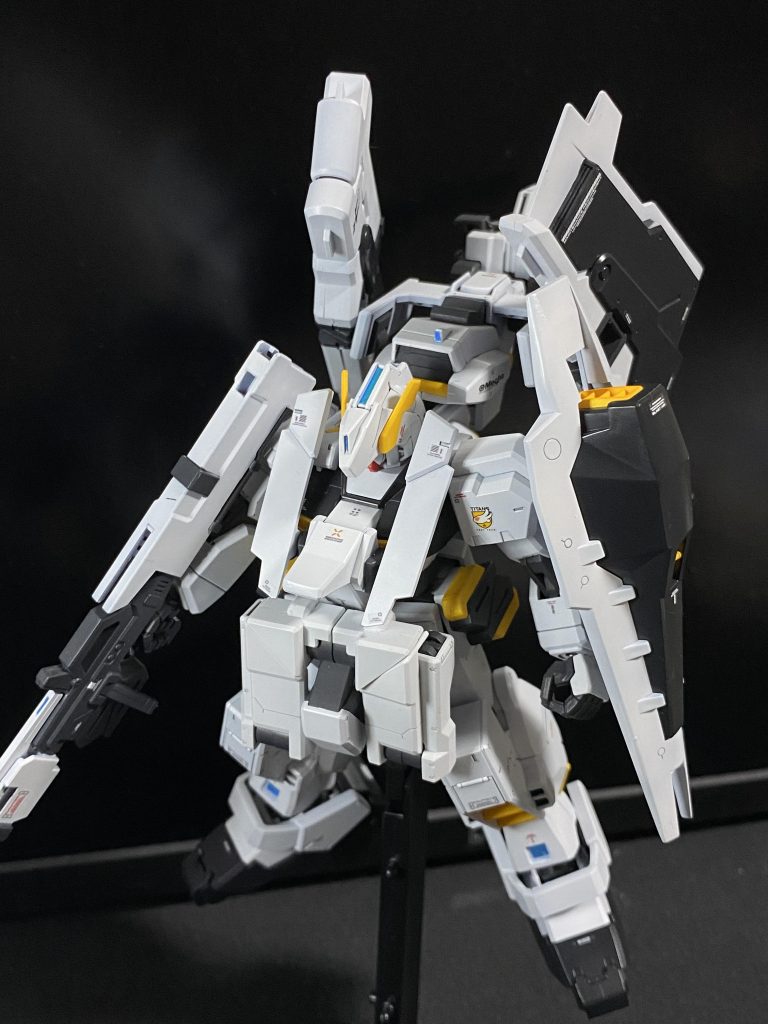 ガンダムTR-1 [ヘイズル・ラー] フルアーマー形態でした。本当は先にTR-6 [ウーンドウォート]かTR-6 [ハイゼンスレイⅡ]を公開しようと思っていたのですが、雨続きでクリアが塗装できないのでこちらが先になってしまいました。次に作るキットは決まっています。監督の嗜好で本編とは別の主人公機として用意されたアレです。それでは、今後ともよしなに。