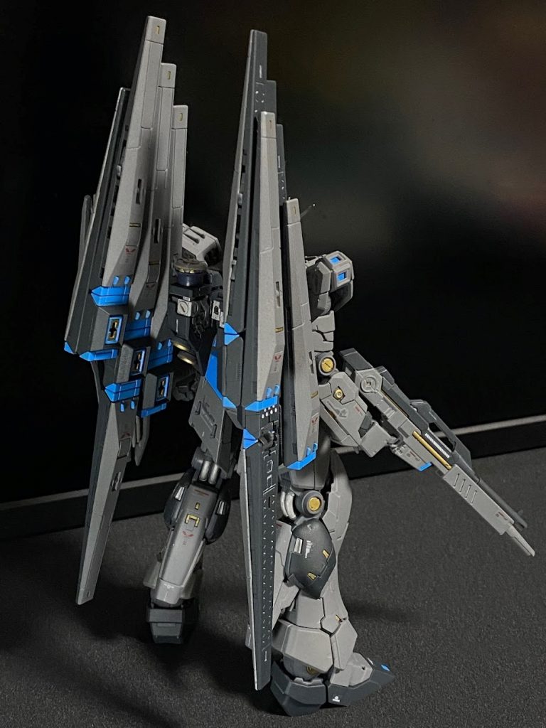 背中はキットにそのままついてくるDFF用のパーツを使い、接続フレームが左右に向くように接続して、FFを百式のバインダーのような配置になるように変えてあります。個人的な脳内設定としては百式のバインダーのように左右のFFの展開・折りたたみの動作モーメントでAMBACの効果を得たり、FF内蔵のジェネレーターを利用して(射角に制限はかかるものの)背中に接続したまま副砲として射撃に転用するといった使い方もできるんじゃないかなと考えてます。