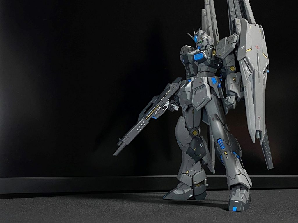 元々RGのνガンダムのプロポーションが完ぺきに近く、カッコよかったために久しぶりにガンプラを作りたくなったというのがそもそもの制作理由でした。細かい改修はアンテナのシャープ化と顎の延長のみで、それ以外は素組みです。顎の延長に関しても同色の赤ランナーの板部分を顎先に接着剤でくっつけて整形しただけの簡単製作仕上げです。