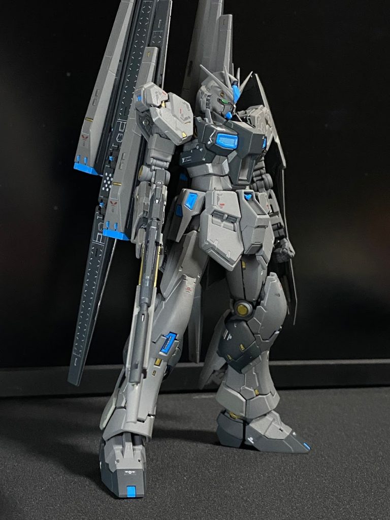 塗装はゼータプラスのようなグレー中心のロービジ風味に仕上げようと思いました。カラーレシピとしては以下のようになります。フレーム部:成形色のまま。グレー(原型:白):Mr.カラースプレー13 ニュートラルグレー水色(原型:赤・黄):Mr.カラースプレー34 スカイブルー濃紺(原型:黒):Mr.カラースプレー14 ネービーブルー部分塗装:ガンダムマーカーのゴールド・シルバートップコート:Mr.スーパークリアーUVカット つや消しスミイレ:タミヤ スミ入れ塗料 ライトグレーカメラセンサーなどはホイルシールを使用しました。