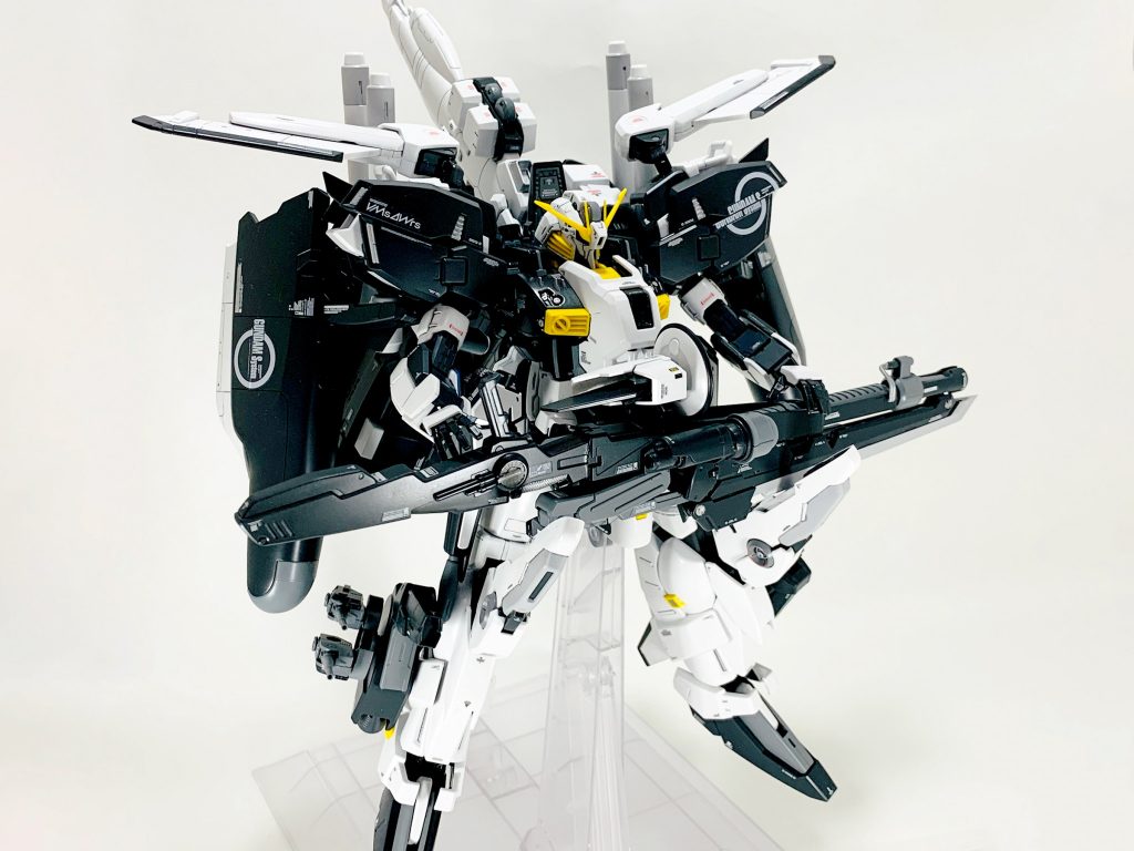 Ex-Sといえばおなじみのこのポーズも強固な台座のおかげでなんなく再現できてしまいますね。よくイラストで見るビームスマートガンの位置は腰と同じ高さなのですが、キットのジョイントパーツだと高くなって胸の位置にきてしまいます。そこで手元にあったアクションベースの余りを使用することで腰の高さに持ってきています。