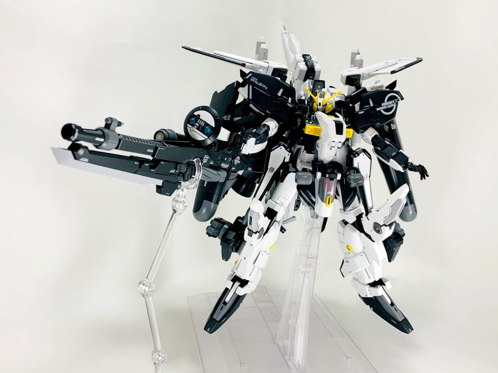 ビームスマートガンの持ち手は通常の向きだと二の腕に干渉するので逆転させています。ソードユニットを取り付けて大型化したビームスマートガンがより映えるような形になったと思います。強化パーツはSガンダムの余剰パーツを流用することでミキシングにありがちな、パーツの形状の不自然さをある程度なくすことができました!すべて磁石でくっつけたり被せたりでEx-S本体に穴を開けることなくとりつけることができました✨このあたりもMGという大きさがなせるわざかなと思ってます。