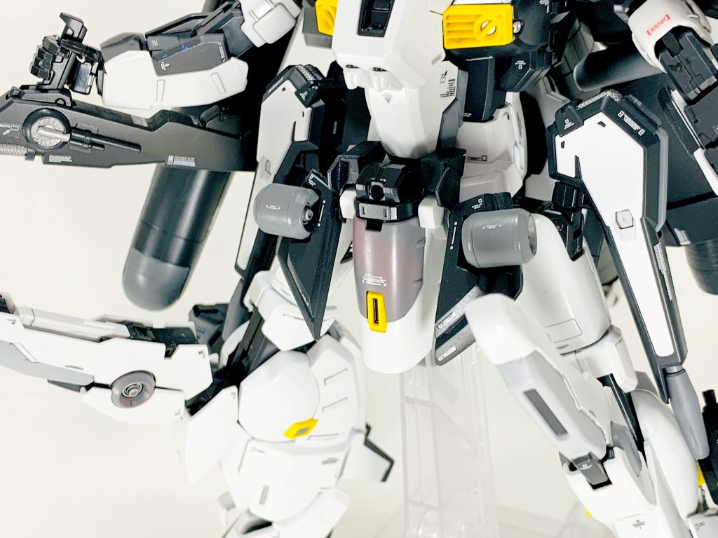 フロントアーマーリフレクターインコムがとりつけられてます。個人的にEx-Sガンダムはフロントアーマーがあった方がカッコいいかなと思って作成しました。プラ板で作成して腰部分に引っ掛ける感じでつけてます。