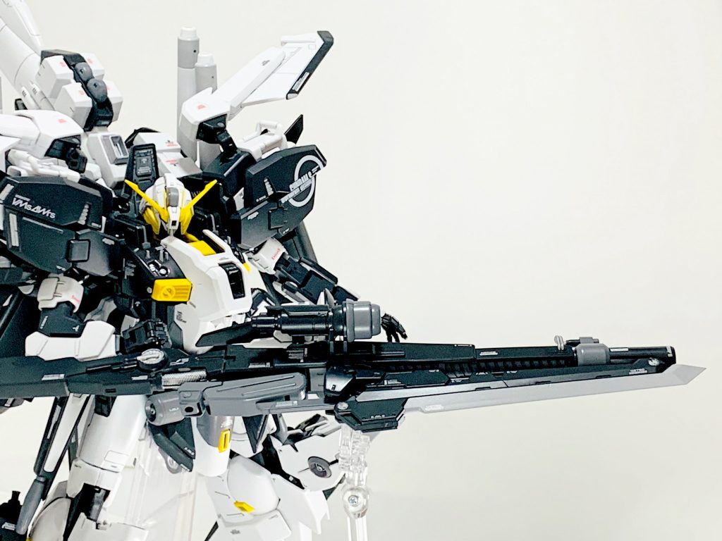 ビームスマートガンに装備するソードユニット格闘戦を仕掛ける時、ビームスマートガンは無用の長物になるのでソードユニットを付けることで武装の交換をせずに遠近の両方に火力を押し付けます。接続はセラフィムの肩パーツを使用してボールジョイントで接続してます