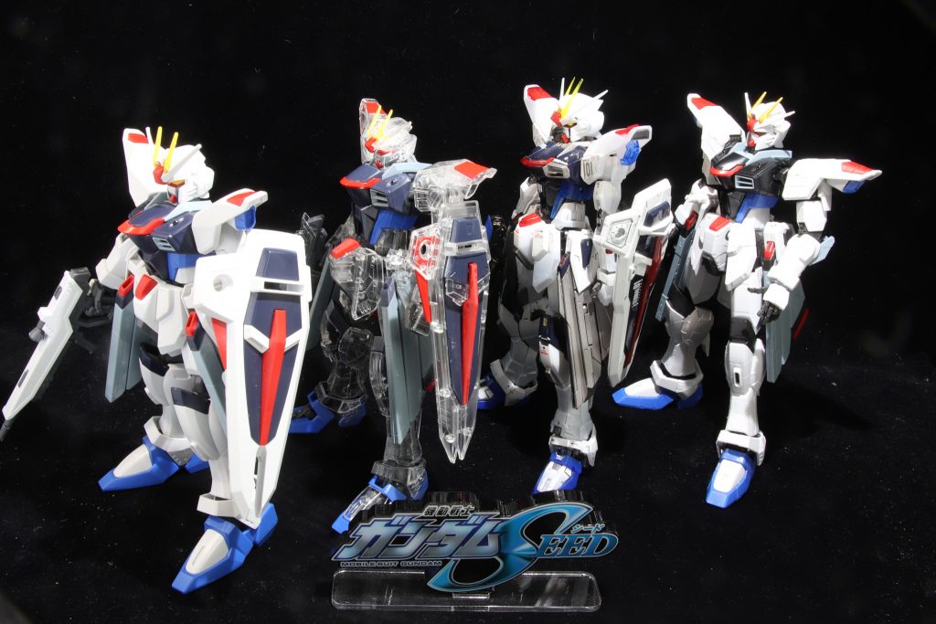 左から無印1/100、MG(クリア)、MG2.0(ベース限定)、フルメカニクスこうやって並べると面白いですね