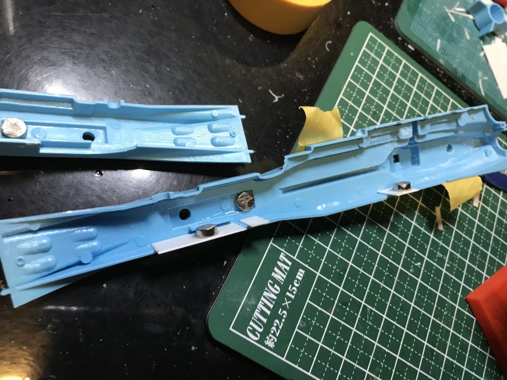 ジムとかボールがくっつくところにネオジム磁石設置.飾り台も手軽に分離できるように磁石で繋ぐようにしています.