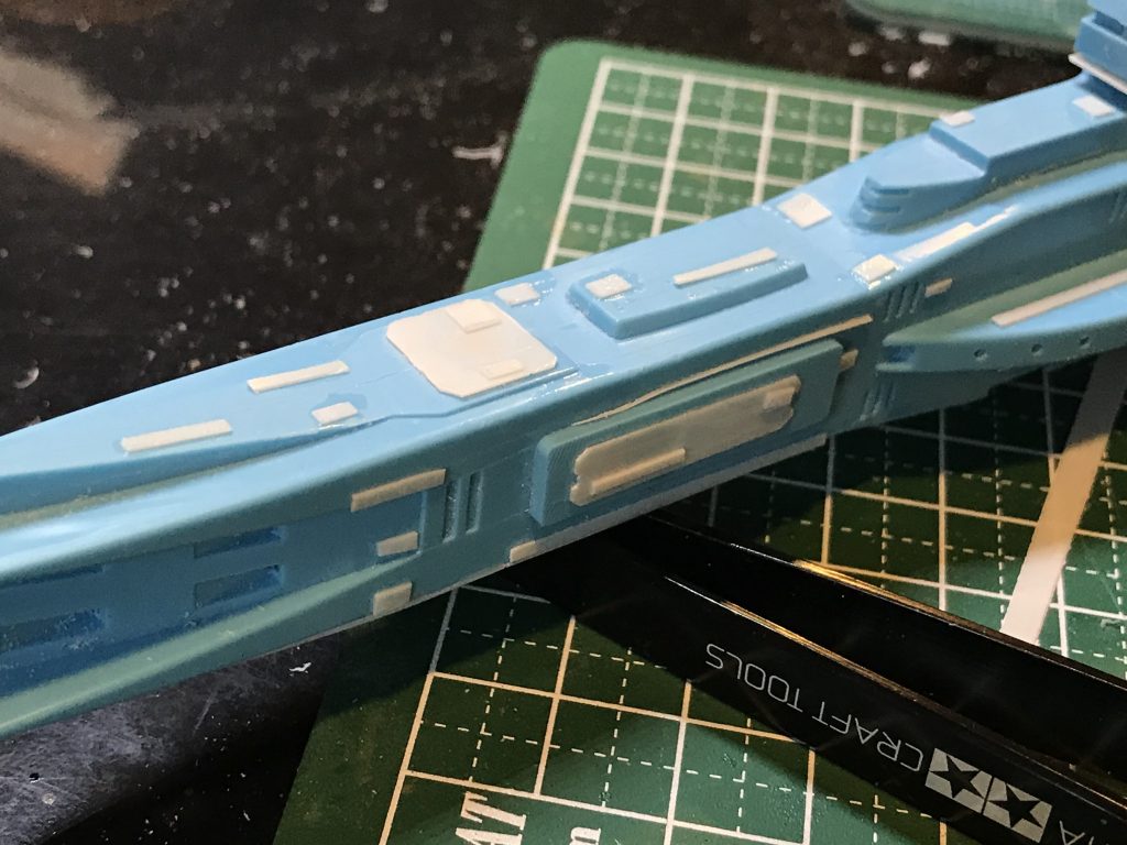 船体には,ディテールを上げるために0.3mmのプラバンを適当に切った物をこれでもかというくらいに貼り付けました.