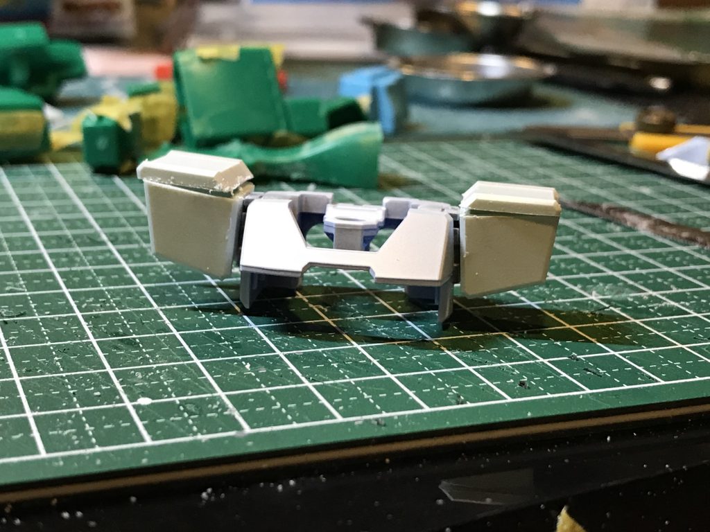 怒り肩になっている上の部分をノコで切断.