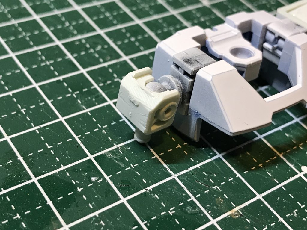 肩のスペースが狭くなると肩関節が接触して上まで上がらなくなるので,肩パーツの一部を削りました.