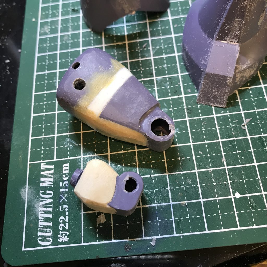 大腿が短くでボリューム不足だったので,4mm延長しエポパテで太ましくしました.上腕も細いので同様にエポパテで修正.