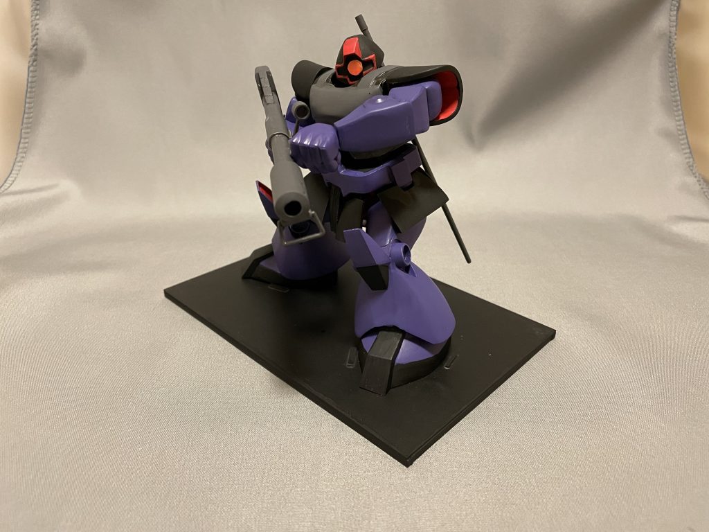 本当は,ジャイアントバズを腋構えにしたかったのですが,そうするとドムの腕が短いためにどうしても引き金に指が届かず.左手もしっかりとバズに添えることが出来ませんでした.これはキットの問題と言うよりそもそものデザインの問題ですね.