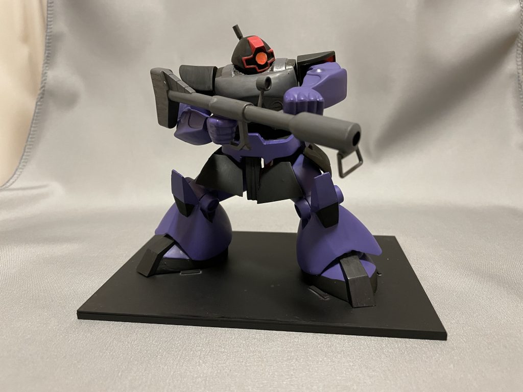 旧モデルではこの射撃姿勢を取るのは絶対に無理なので,関節は全て切り取って,プラ棒やエポキシパテでくっつけました.スカートは軟質素材的?にするか迷ったんですが,結局分割しました.