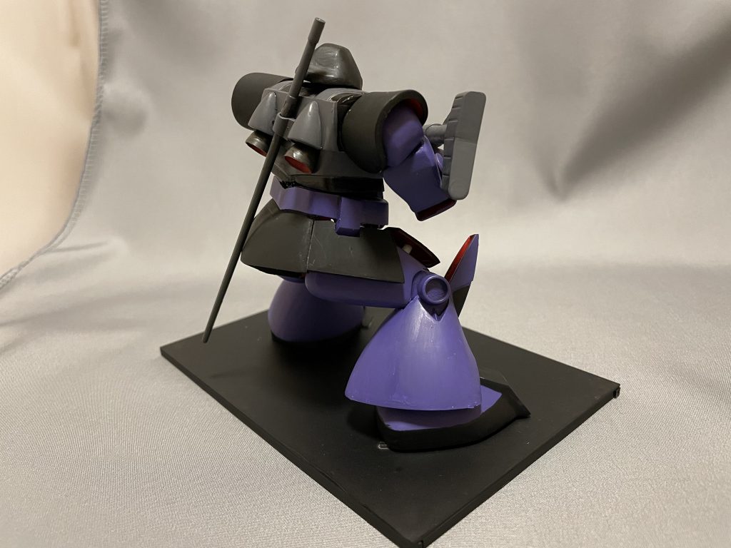 背中の造形はとても良いです.改造無し.ヒートサーベルは使用前で熱していないだろうとのことで色は鉄色に.