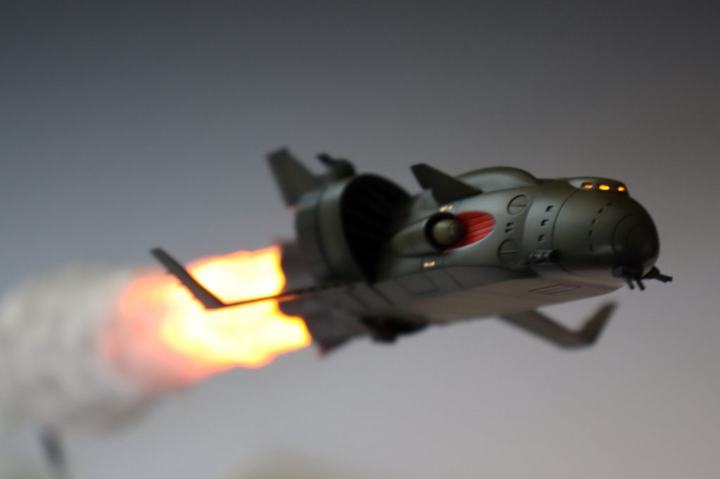 ブリッジと舷窓も電飾してます