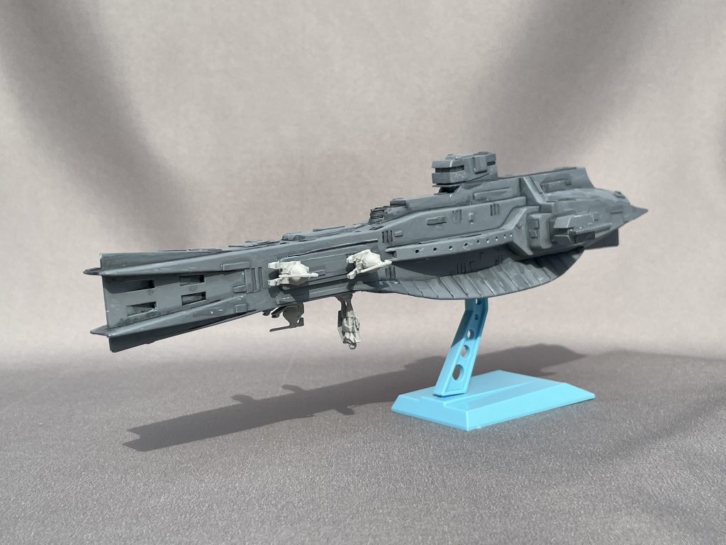 艦橋が二段で本体に比して高すぎて変だったので,下の艦橋を切り飛ばして低くしています.本当は無くしても良かったんですが,そうするとサラミスに見えなくなりそうだったので.長砲身の砲もビームだったらそんな長くなくていいやろということで,銀英伝の艦艇のように無くしてしまいました.色はグレー1色.