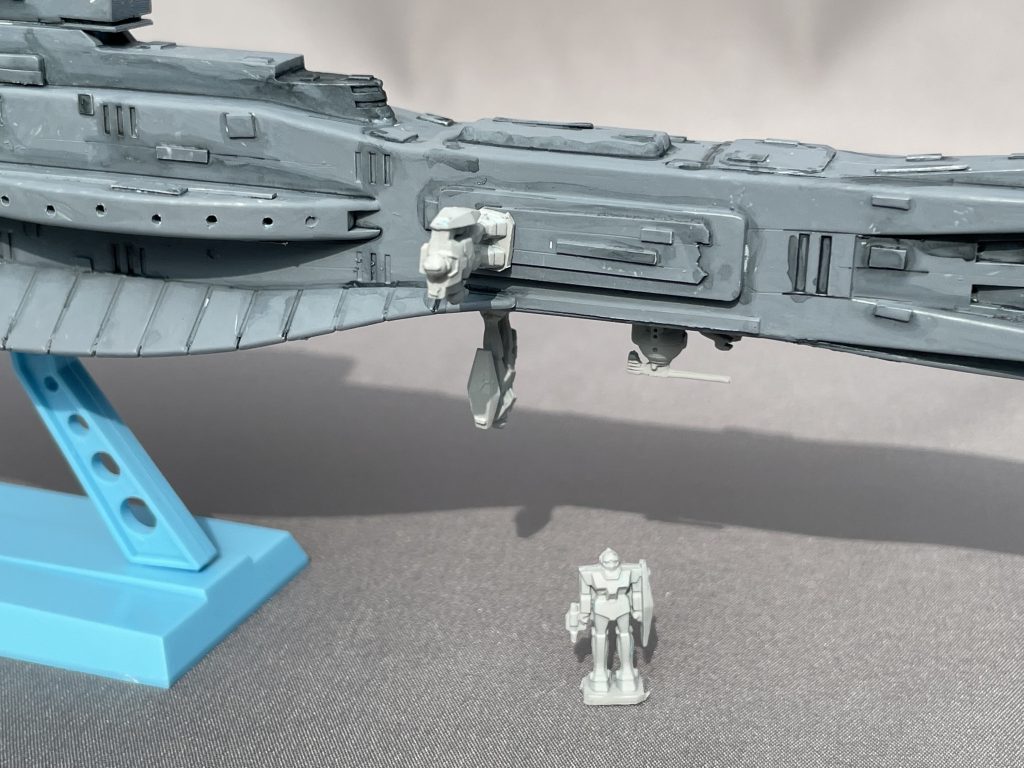 これが一番やりたかったのですが,映画版?のサラミスの真横とか真下にジムが取り付いているいかにも宇宙的な表現をしてみました.ネオジム磁石を付けてくっつくようにしています.ジムとボールは色塗る気力が無くなったので,グレーのまま.