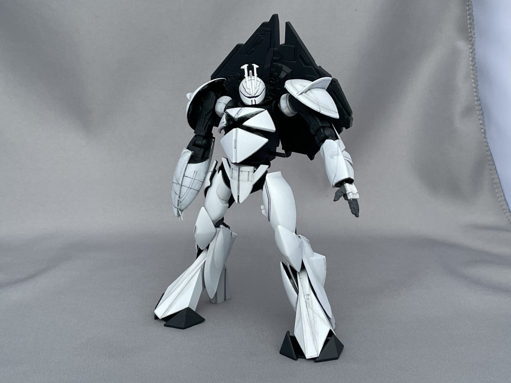 白く塗って,墨入れ.キャラパスはこっちの方がカッコイイかなとワザと逆にしてます.武器作らなくて済むし.左手は確か00ガンダムの平手.