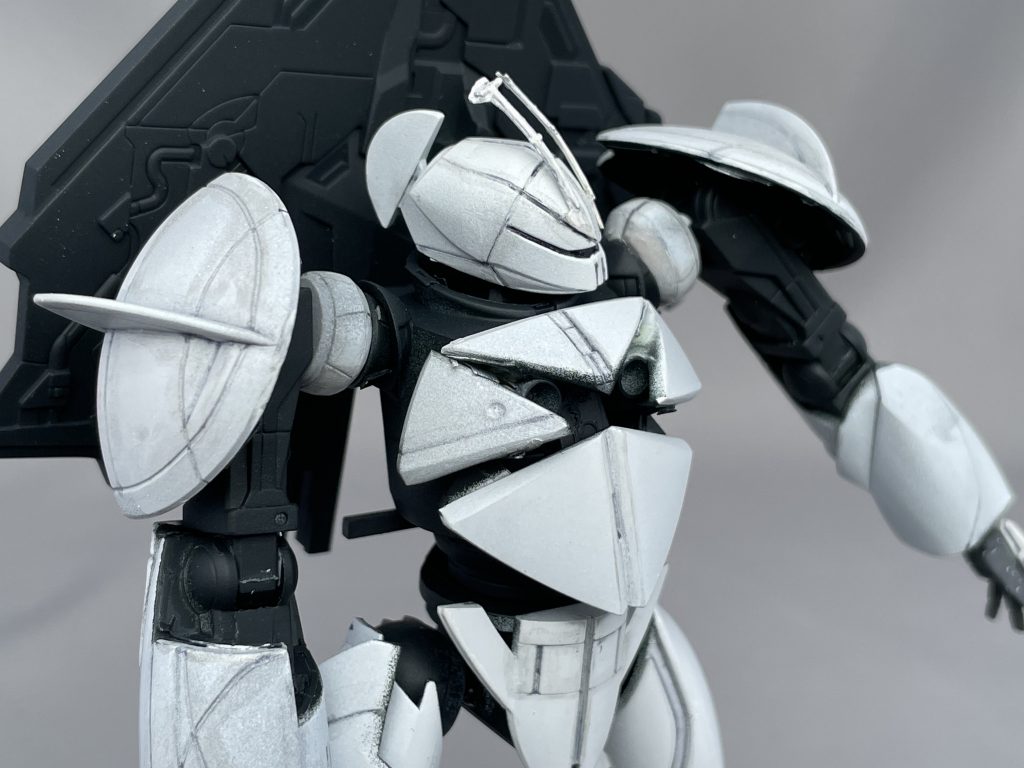 頭部は上下に薄くして,角もエッチングパーツで作り直し.