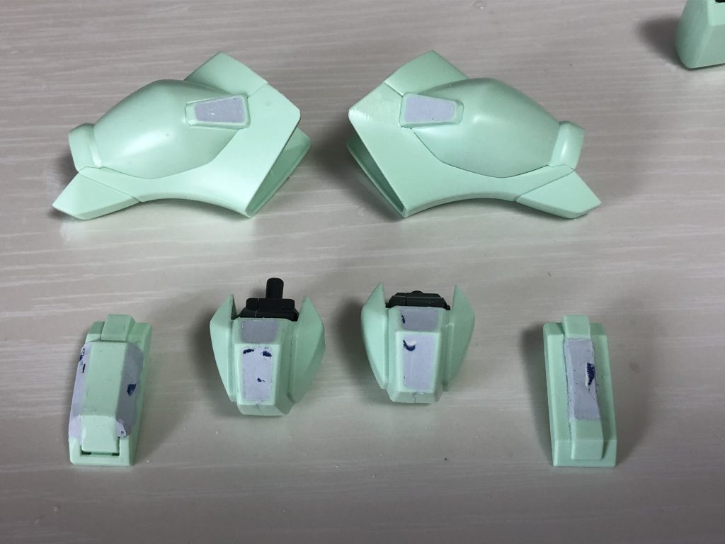 できるだけ凹凸を少なく、見た目の情報量を減らしたかったので、パテで埋めたり、削ったりしました。