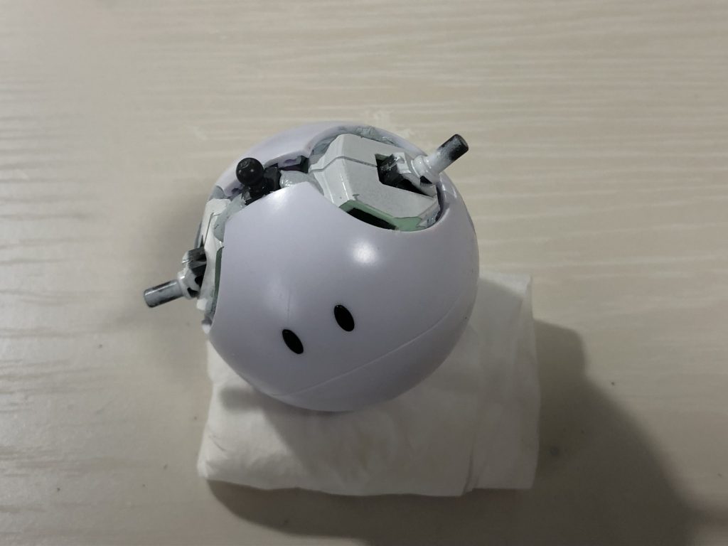 胴体はハロです。内部に分割したジェガンのフレームを仕込んでおり、腕の稼働は全く問題ありません。