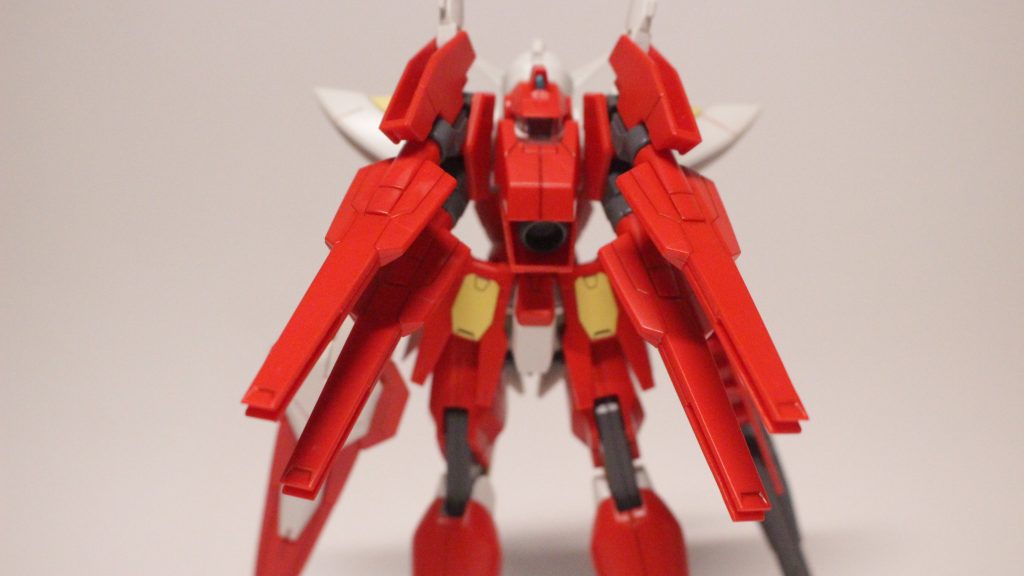 背面大型GNフィンファングが目を引きます。